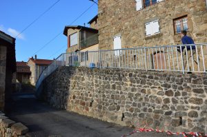 Travaux de barrière sur le Bourg de Gumières